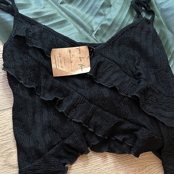 Black Ruffled Crop - Picture 3 of 4